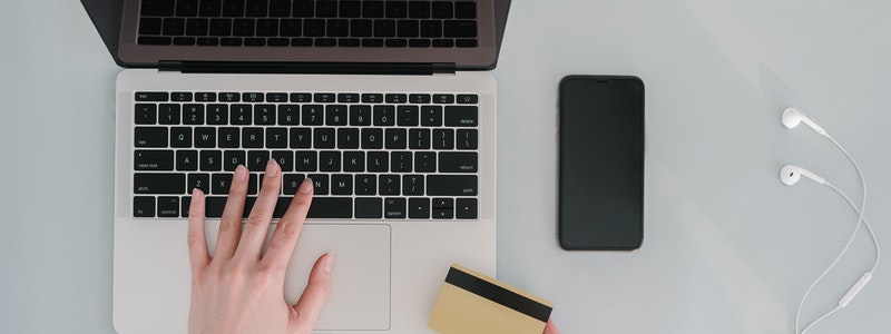 Más del 60% de los españoles investiga y compra en Internet